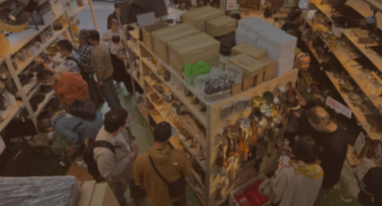 賑わう KitchenCamp OUTLET の店内