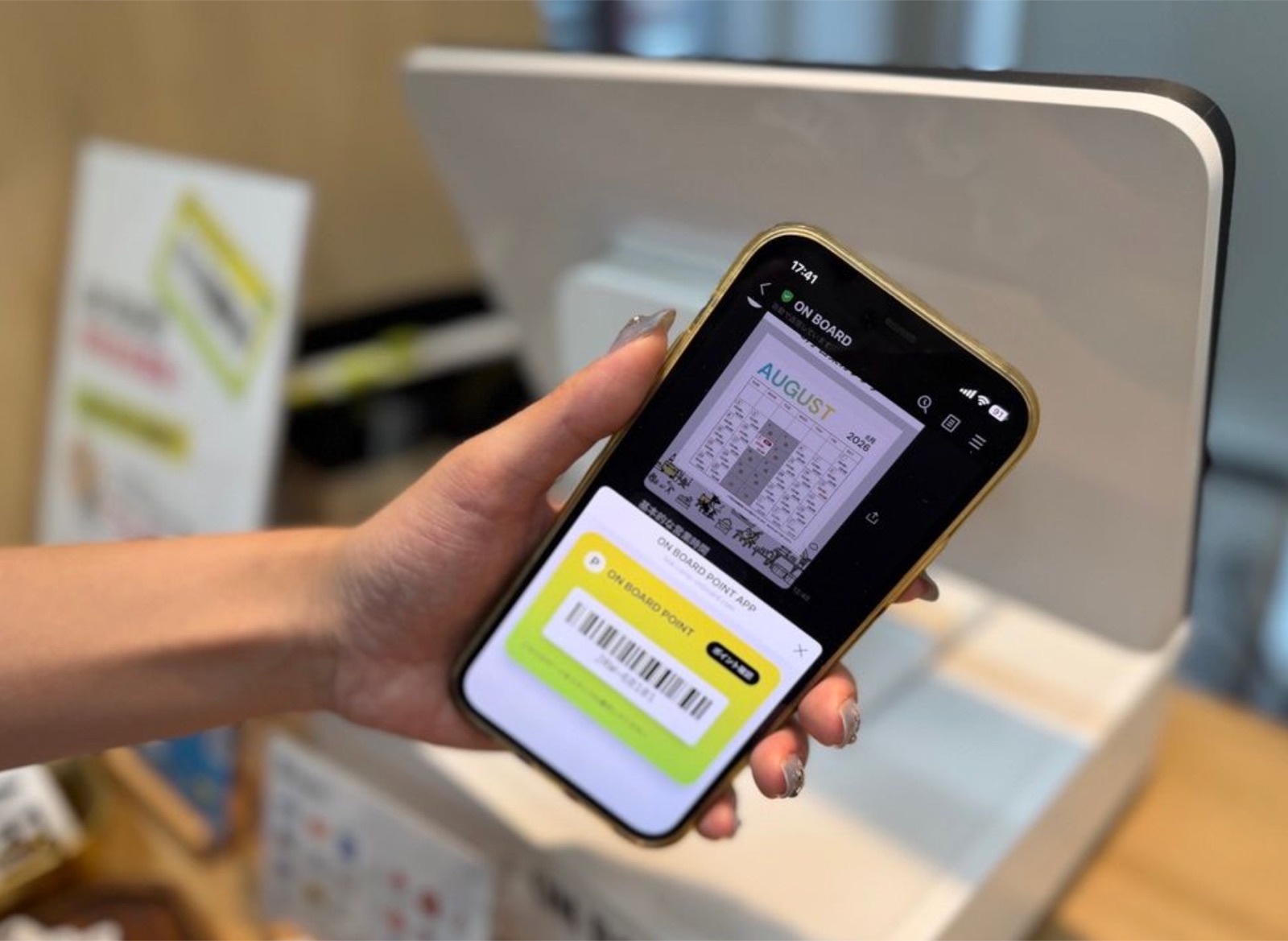 LINEでON BOARDのポイントカードを提示する来店客