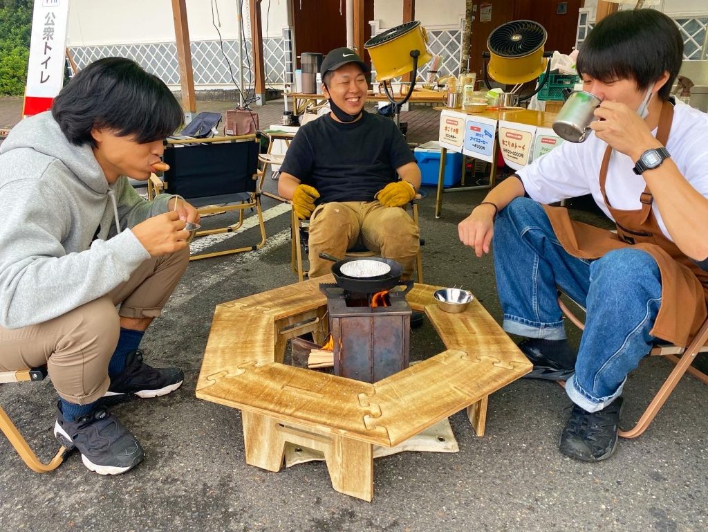 まかないに食らいつくスタッフ一同　画像